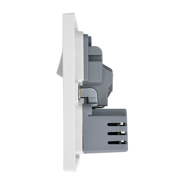Saxby SE413 Square Edge 13A 1G SP Switched Socket with 2.1V USB
